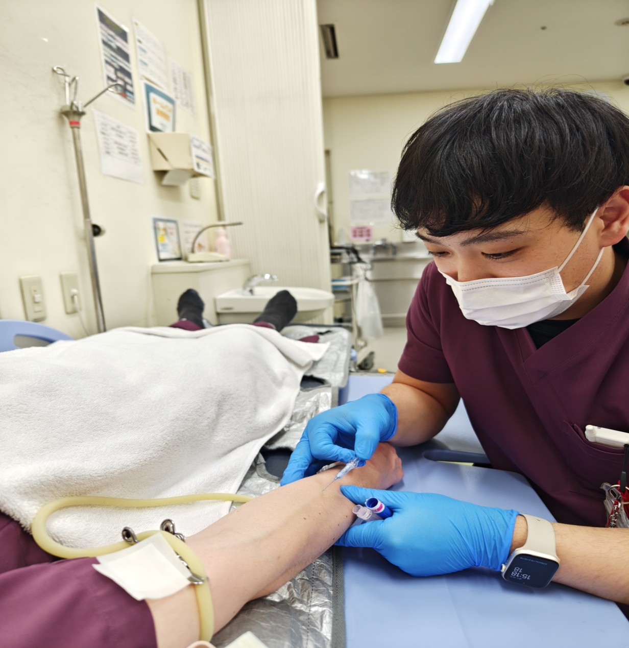 救急救命士による静脈路確保写真